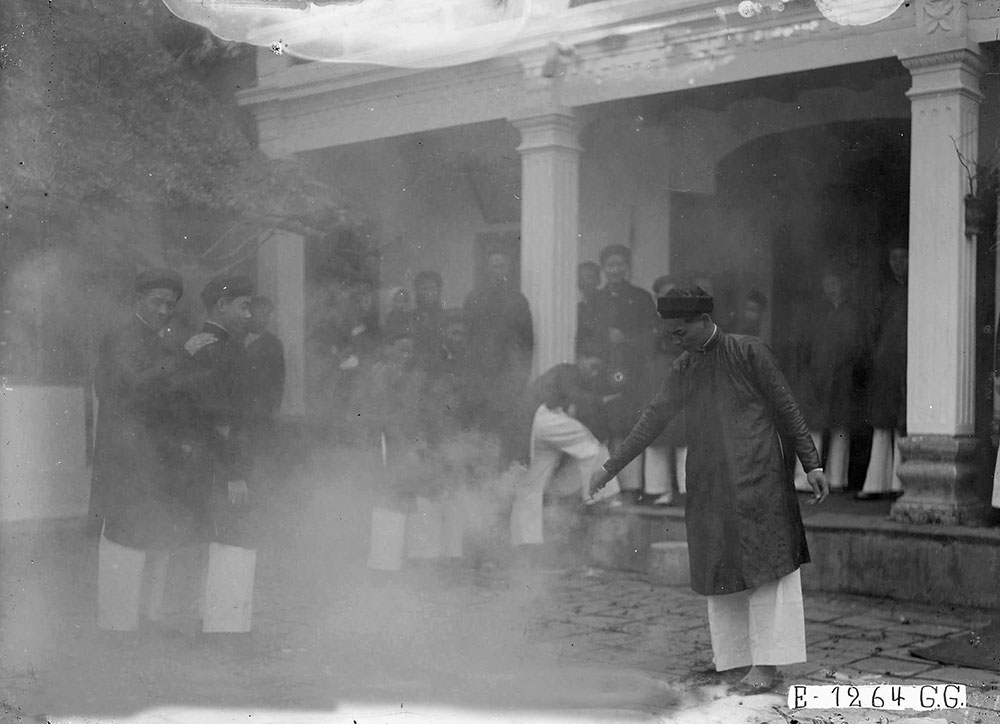 làm lễ giao thừa, lễ tổ tiên, Trời, Phật, ông Công, ông Táo, và ở những nhà làm nghề thủ công, lễ cả tổ sư tết xưa